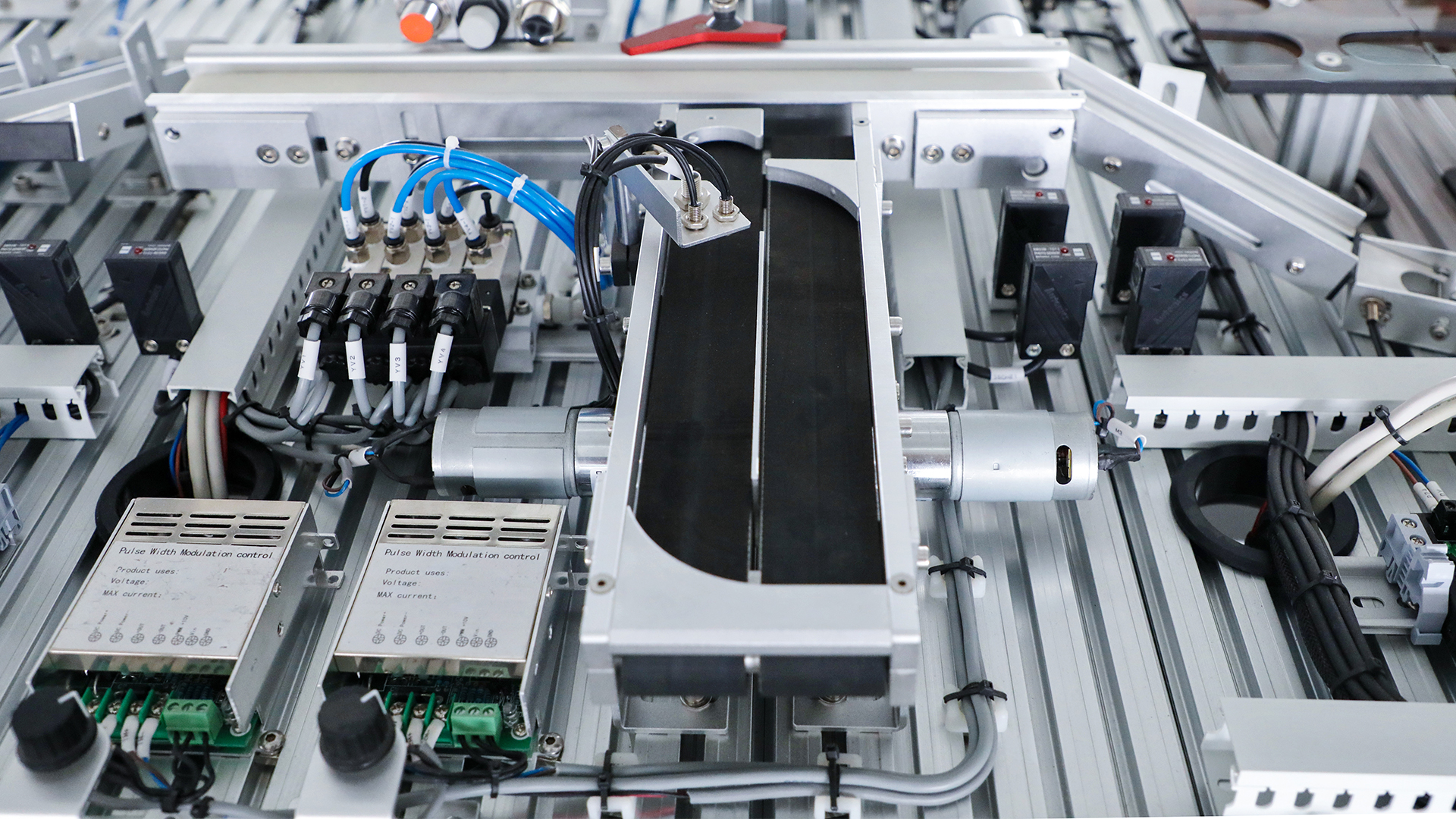 自動(dòng)鉚接、焊接設備開(kāi)發(fā)、設計、制造和服務(wù)