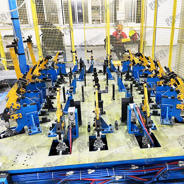 電池包鉚接、焊接工作站